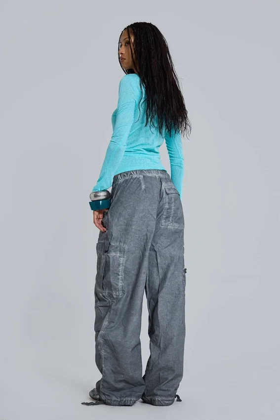Schwarze Parachute Pants im Oil-Wash-Look