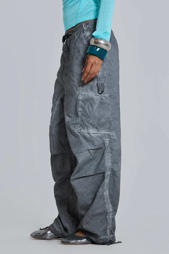 Schwarze Parachute Pants im Oil-Wash-Look