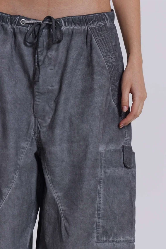 Schwarze Parachute Pants im Oil-Wash-Look