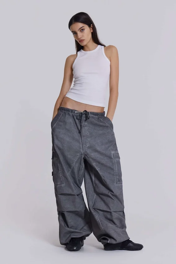 Schwarze Parachute Pants im Oil-Wash-Look