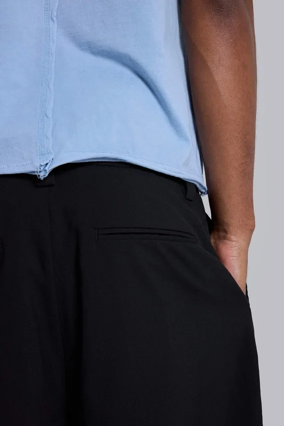 Schwarze, taillierte Goliath-Baggy-Shorts