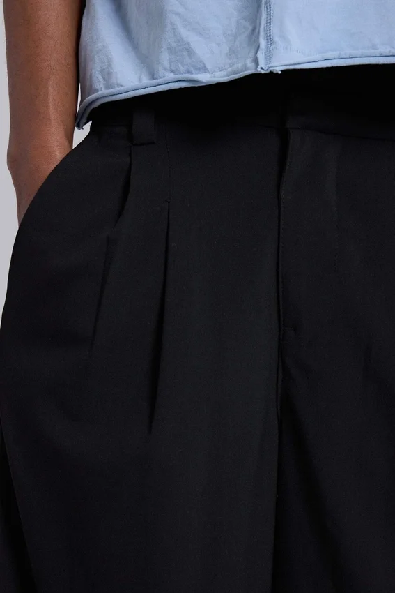 Schwarze, taillierte Goliath-Baggy-Shorts
