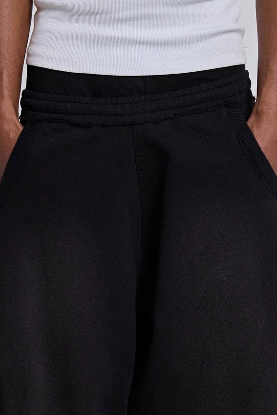 Schwarze, weite „Monster Joggers“ mit Umschlag