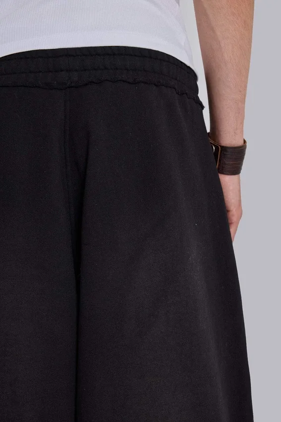 Schwarze, weite „Monster Joggers“ mit Umschlag