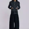 Schwarzer Hoodie mit Polka-Dots