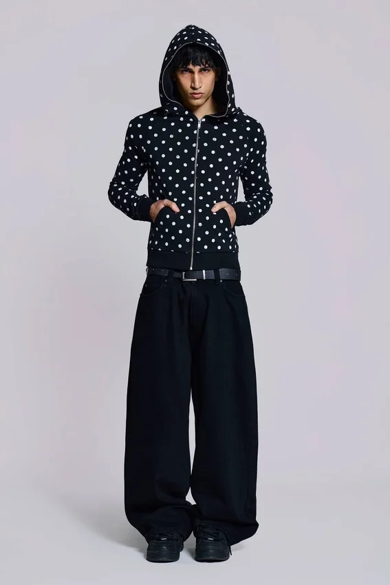 Schwarzer Hoodie mit Polka-Dots