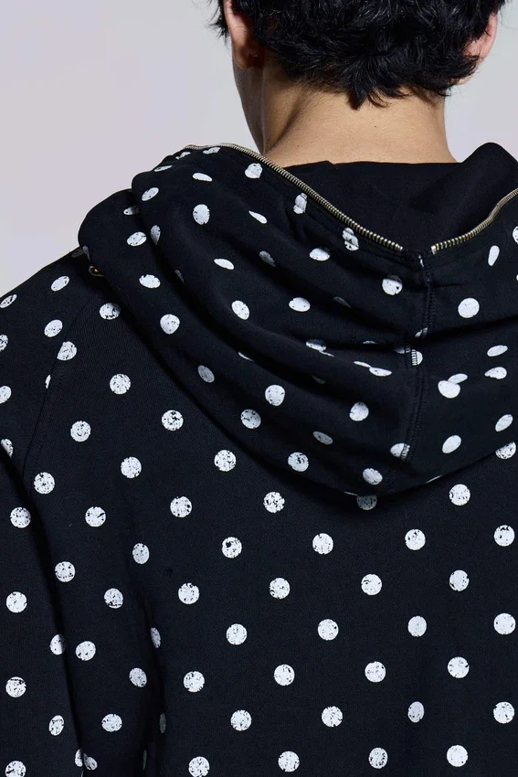 Schwarzer Hoodie mit Polka-Dots
