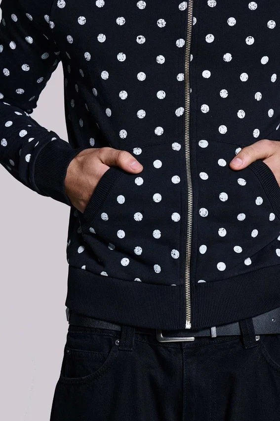 Schwarzer Hoodie mit Polka-Dots