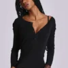 Schwarzes „Haze“-Henley-Oberteil