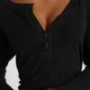 Schwarzes „Haze“-Henley-Oberteil
