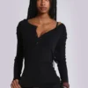 Schwarzes „Haze“-Henley-Oberteil