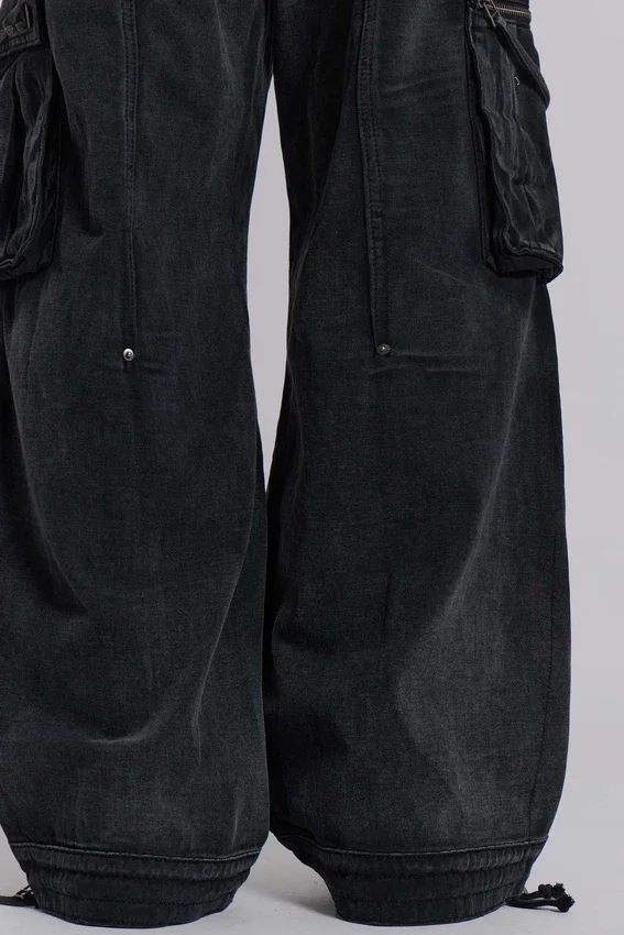 Sonnenverblasste schwarze Trooper-Cargohose