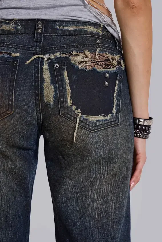 Tori-Jeans mit Low-Rise-Schnitt, Bootcut und Distressed-Effekt aus Spitze