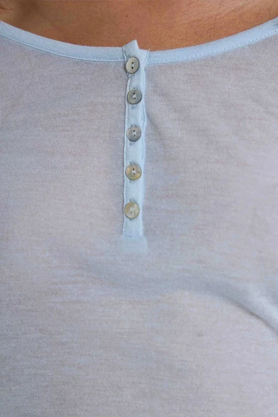 Transparentes Henley-Oberteil in Sky