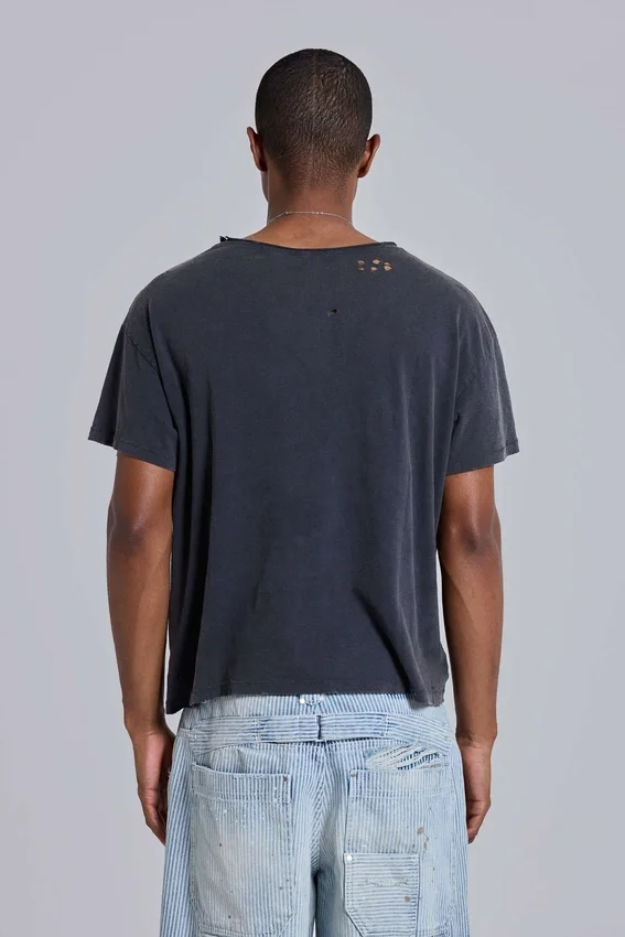 Verwaschenes schwarzes, kurzes Moth-T-Shirt