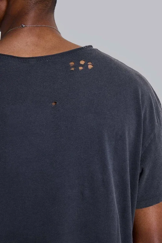 Verwaschenes schwarzes, kurzes Moth-T-Shirt