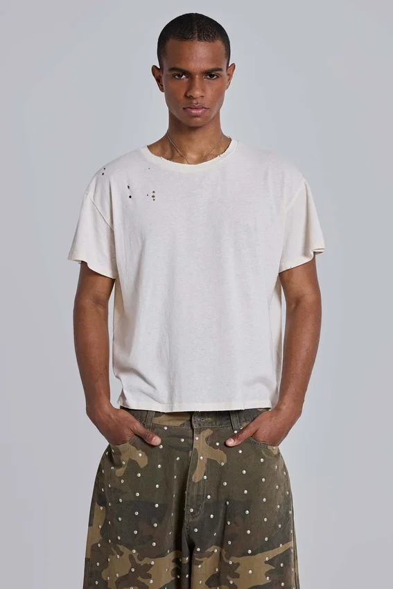 Weißes, verkürztes T-Shirt mit Mottenprint
