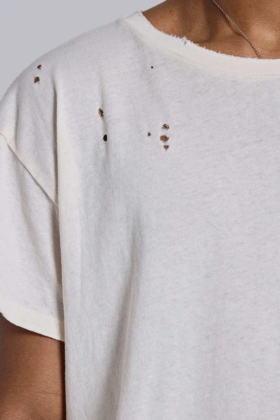 Weißes, verkürztes T-Shirt mit Mottenprint