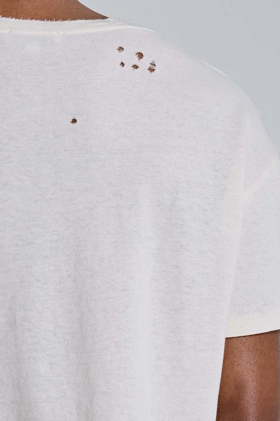 Weißes, verkürztes T-Shirt mit Mottenprint