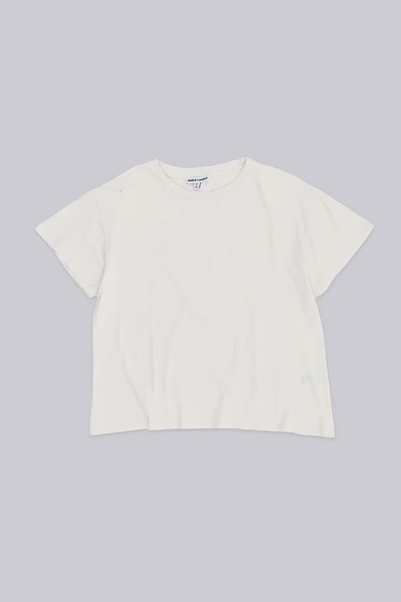 Weißes, verkürztes T-Shirt mit Mottenprint