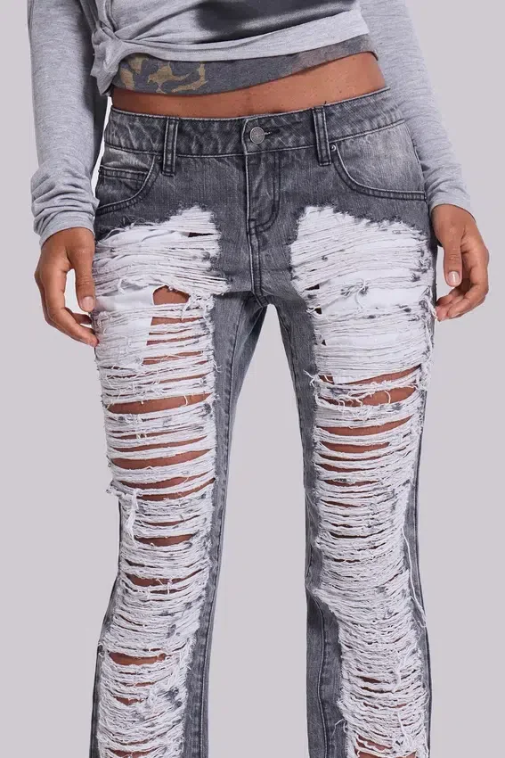 Zain Shredded Bootcut-Jeans in Grau